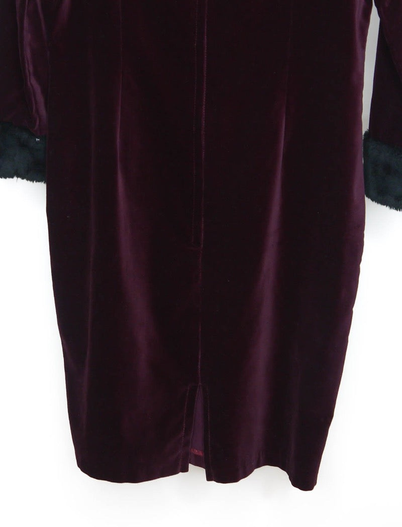 Burgundy body-con velvet mini dress with black fake fur trim