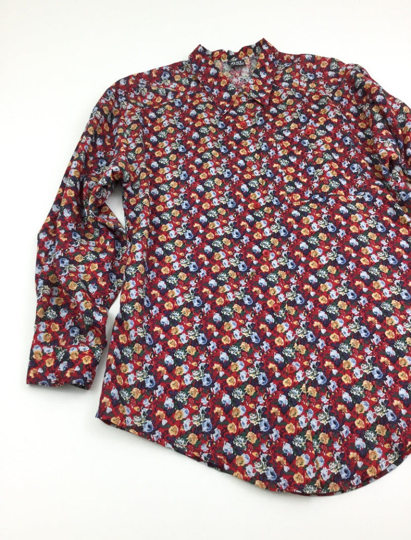 Vintage 90's boho floral print lightweight long sleeve shirt in reds, blues, brown & green. Has a pocket on the front left hand side with button closure all down the front.