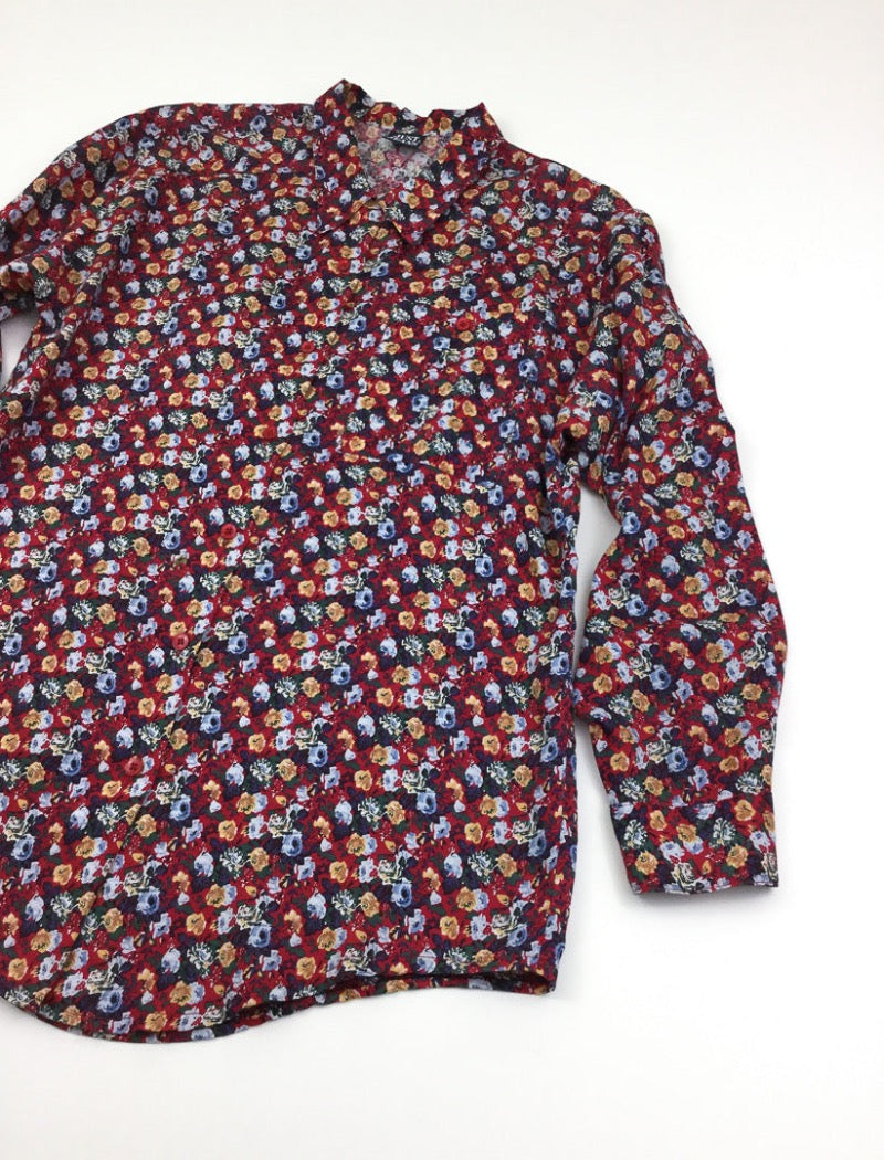 Vintage 90's boho floral print lightweight long sleeve shirt in reds, blues, brown & green. Has a pocket on the front left hand side with button closure all down the front.